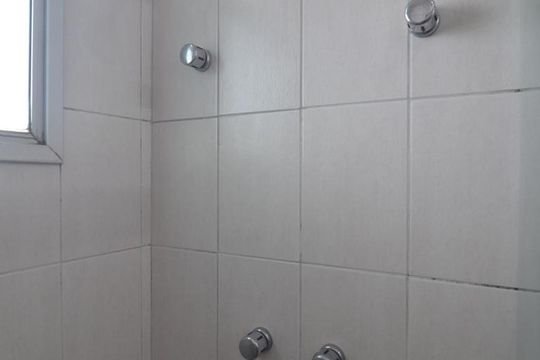 Banheiro social de apartamento para alugar com 1 quarto, 45m² em Vale do Sereno, Nova Lima