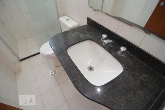 Banheiro social de apartamento para alugar com 1 quarto, 45m² em Vale do Sereno, Nova Lima
