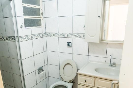Banheiro de apartamento à venda com 2 quartos, 70m² em São Sebastião, Porto Alegre