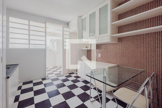 Cozinha de apartamento para alugar com 2 quartos, 100m² em Cerqueira César, São Paulo