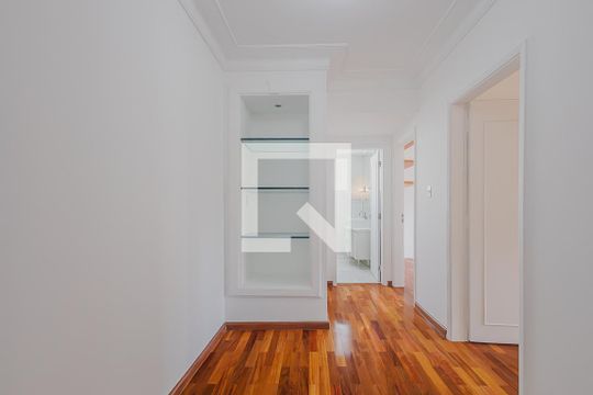 Corredor de apartamento para alugar com 2 quartos, 100m² em Cerqueira César, São Paulo