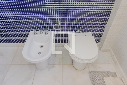 Banheiro de apartamento para alugar com 2 quartos, 100m² em Cerqueira César, São Paulo