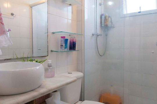 Banheiro de apartamento à venda com 2 quartos, 49m² em Vila Bruna, São Paulo
