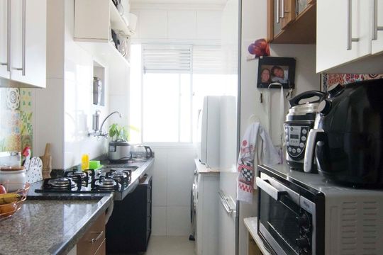 Cozinha de apartamento à venda com 2 quartos, 49m² em Vila Bruna, São Paulo