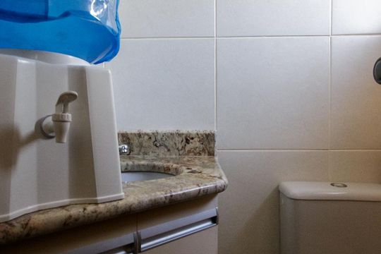 Banheiro de Serviço de apartamento para alugar com 3 quartos, 336m² em Rio Branco, Porto Alegre