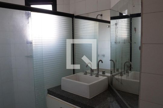 Banheiro de apartamento à venda com 1 quarto, 43m² em Vila Andrade, São Paulo