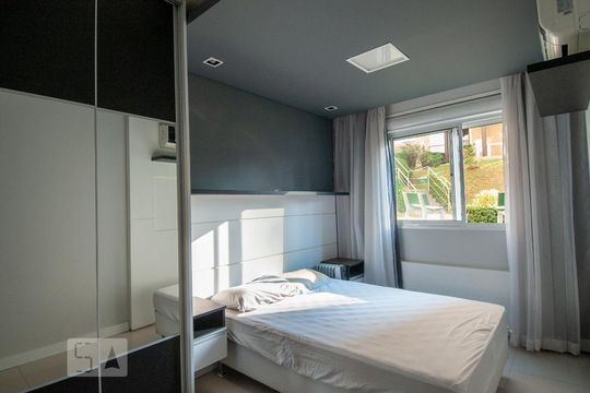 Quarto 1 de apartamento para alugar com 2 quartos, 70m² em Jardim Carvalho, Porto Alegre