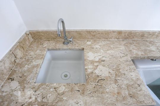 Banheiro de kitnet/studio para alugar com 1 quarto, 25m² em Bela Vista, São Paulo