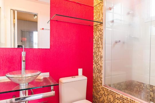 Banheiro da suíte de apartamento à venda com 1 quarto, 60m² em Vila Bertioga, São Paulo
