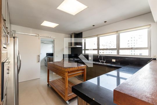 Cozinha de apartamento para alugar com 3 quartos, 242m² em Higienópolis, São Paulo