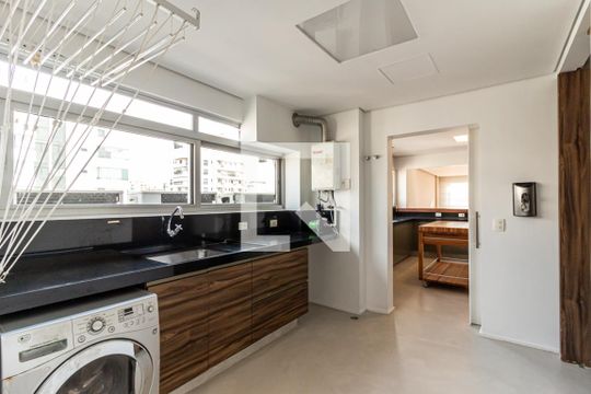 Área de Serviço de apartamento para alugar com 3 quartos, 242m² em Higienópolis, São Paulo