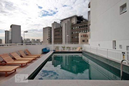 Piscina de kitnet/studio para alugar com 1 quarto, 30m² em República, São Paulo