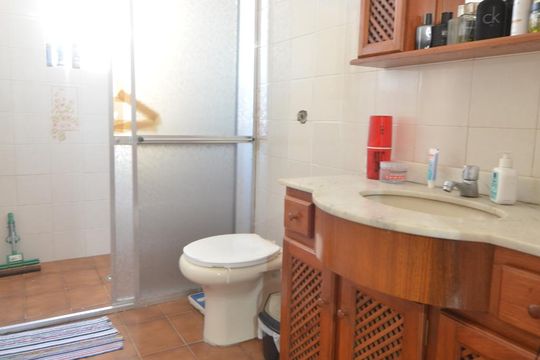 Banheiro de apartamento à venda com 2 quartos, 70m² em Santana, Porto Alegre