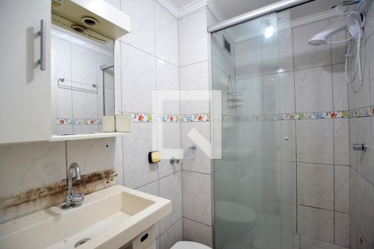 Banheiro de apartamento para alugar com 1 quarto, 45m² em Bela Vista, Porto Alegre