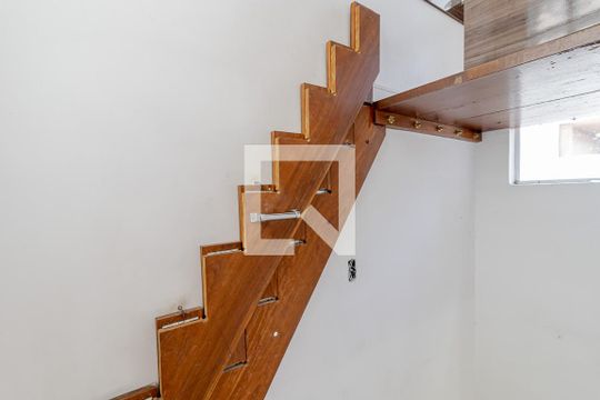 Escadas de casa de condomínio para alugar com 2 quartos, 70m² em Vila Moinho Velho, São Paulo