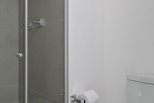 Detalhe do banheiro  de kitnet/studio para alugar com 1 quarto, 38m² em Vila Mariana, São Paulo