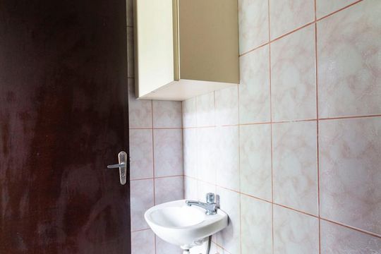 Banheiro de Serviço de casa à venda com 3 quartos, 180m² em Chácara Inglesa, São Paulo