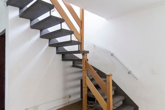 Escada de casa à venda com 3 quartos, 180m² em Chácara Inglesa, São Paulo