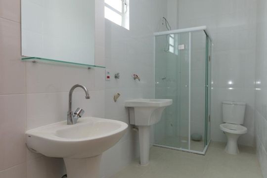 Banheiro e área de serviço de apartamento para alugar com 1 quarto, 40m² em Vila do Encontro, São Paulo