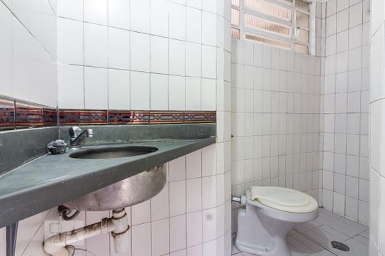 Banheiro de kitnet/studio para alugar com 1 quarto, 20m² em Jardim Bonfiglioli, São Paulo