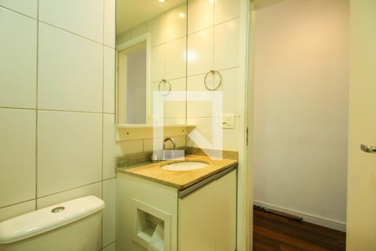 Banheiro de kitnet/studio para alugar com 0 quarto, 35m² em Vila Gomes Cardim, São Paulo