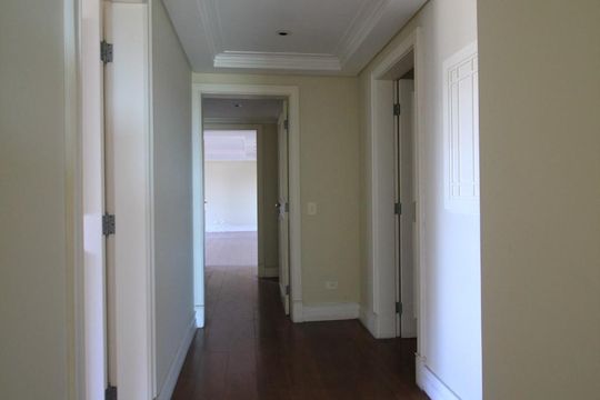 Corredor de apartamento para alugar com 4 quartos, 550m² em Real Parque, São Paulo
