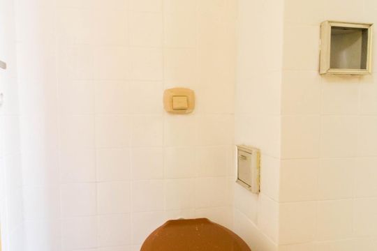 Banheiro de Serviço de apartamento para alugar com 3 quartos, 126m² em Centro Histórico, Porto Alegre