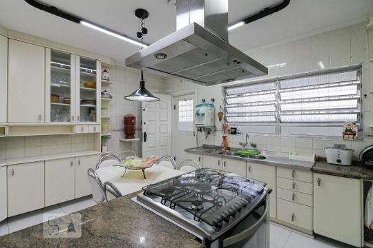 Cozinha de casa para alugar com 4 quartos, 275m² em Jardim Pinheiros, São Paulo