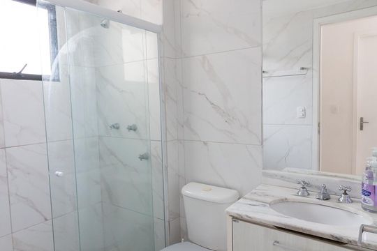 Banheiro de apartamento à venda com 2 quartos, 50m² em Vila Rio, Guarulhos