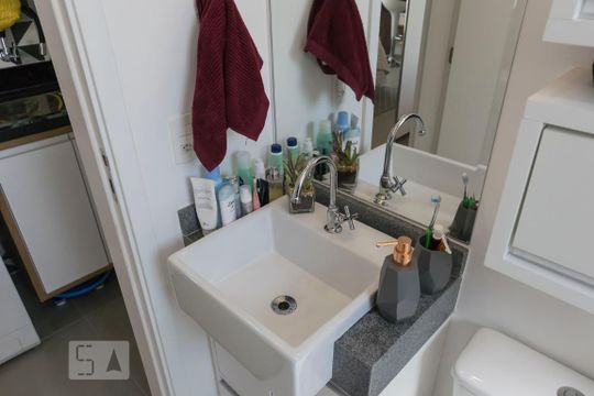 Banheiro (Pia) de kitnet/studio para alugar com 1 quarto, 30m² em Aclimação, São Paulo