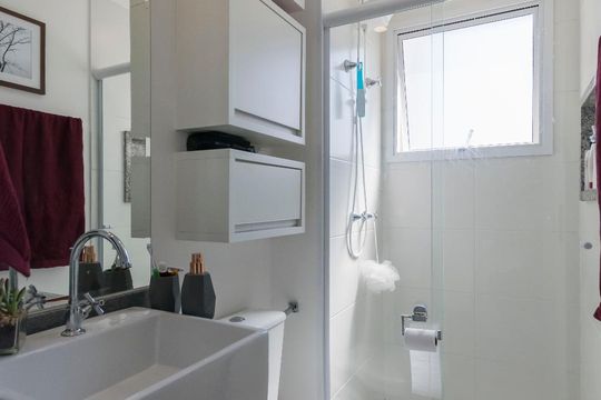 Banheiro de kitnet/studio para alugar com 1 quarto, 30m² em Aclimação, São Paulo