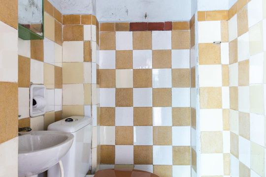 Banheiro de Serviço de casa à venda com 2 quartos, 249m² em Jardim Cidália, São Paulo