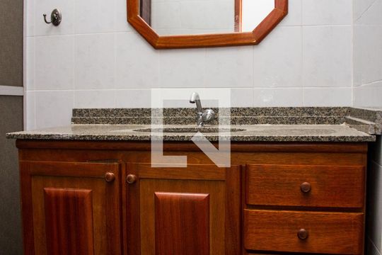 Banheiro da Suíte de casa de condomínio para alugar com 2 quartos, 80m² em Piedade, Rio de Janeiro