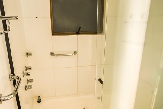 Banheiro de apartamento para alugar com 2 quartos, 78m² em Petrópolis, Porto Alegre