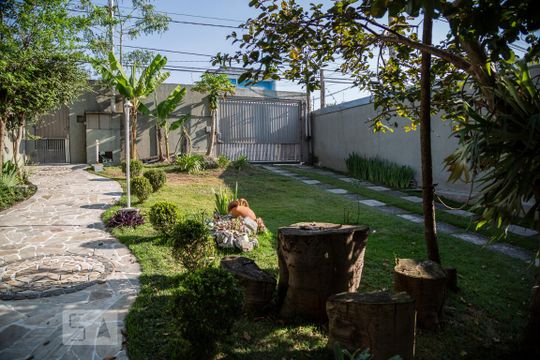 Quintal Frente de casa para alugar com 5 quartos, 555m² em Vila Paranaguá, São Paulo