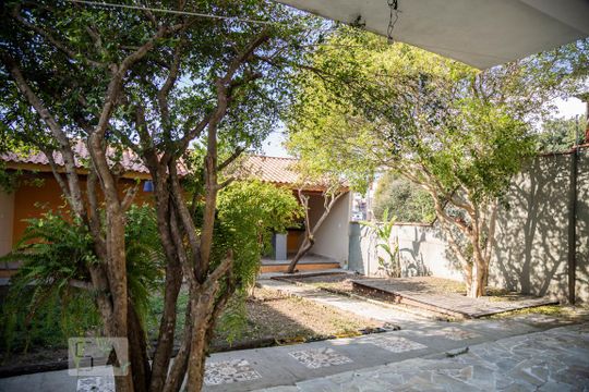 Quintal Fundos de casa para alugar com 5 quartos, 555m² em Vila Paranaguá, São Paulo