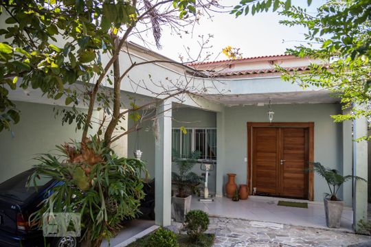 Fachada de casa para alugar com 5 quartos, 555m² em Vila Paranaguá, São Paulo