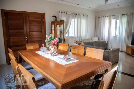 Casa para alugar com 5 quartos, 555m² em Vila Paranaguá, São Paulo