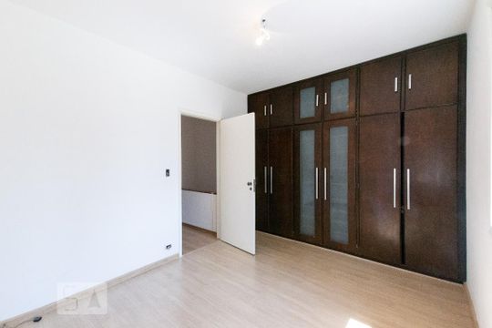 Quarto 2 de casa para alugar com 3 quartos, 160m² em Vila Olímpia, São Paulo