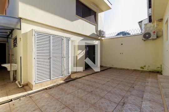 Quintal de casa à venda com 3 quartos, 250m² em Vila Cordeiro, São Paulo