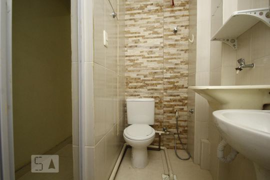 Banheiro de kitnet/studio para alugar com 1 quarto, 27m² em Centro, Rio de Janeiro