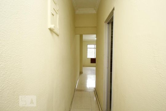 Corredor de kitnet/studio para alugar com 1 quarto, 27m² em Centro, Rio de Janeiro