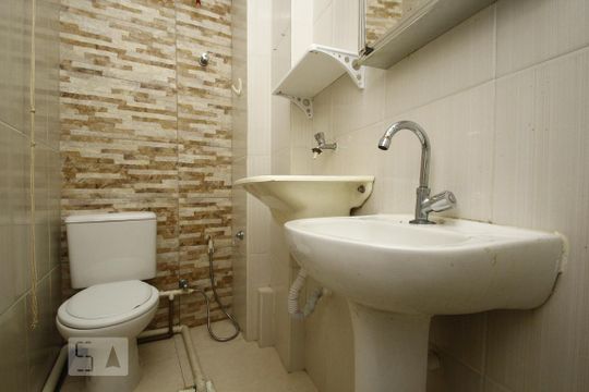 Banheiro de kitnet/studio para alugar com 1 quarto, 27m² em Centro, Rio de Janeiro