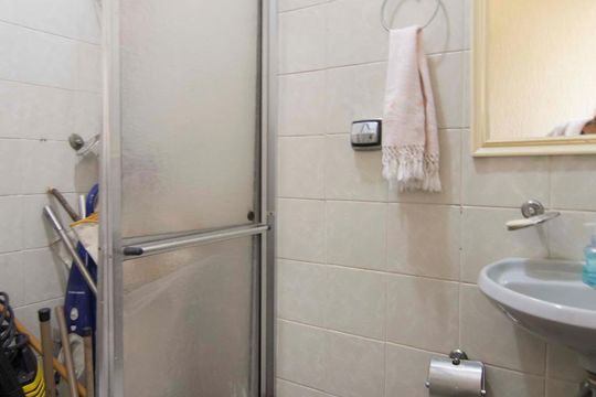 Banheiro de serviço de casa à venda com 5 quartos, 500m² em City América, São Paulo