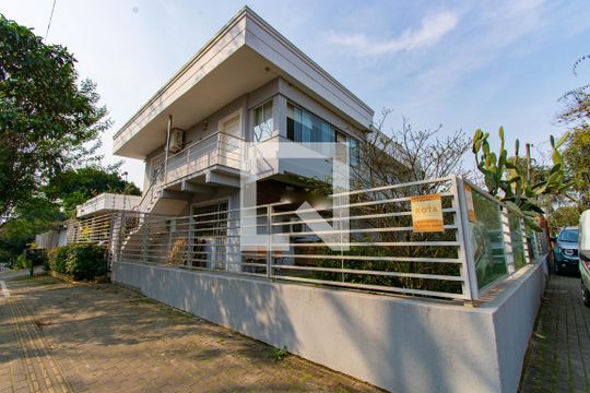 Fachada de casa à venda com 4 quartos, 400m² em Igara, Canoas