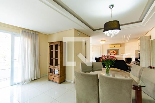 Sala de casa à venda com 4 quartos, 400m² em Igara, Canoas