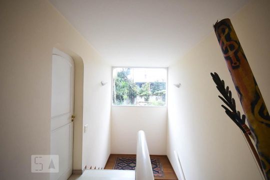 Escada de casa para alugar com 5 quartos, 890m² em Jardim Guedala, São Paulo