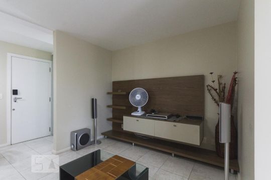 Sala de apartamento para alugar com 2 quartos, 78m² em Barra da Tijuca, Rio de Janeiro