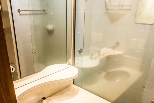 Banheiro de apartamento para alugar com 1 quarto, 56m² em Bela Vista, Porto Alegre