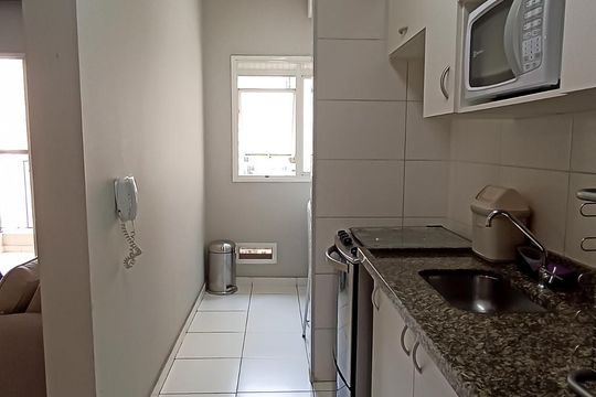 Cozinha e área de serviço de apartamento para alugar com 2 quartos, 69m² em Jardim Tupanci, Barueri